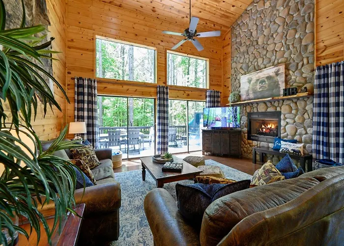 Hickory Bear - Cabin Surrounded By Pines, Sleeps 10, Hot Tub, Fire Pit, Arcade, Foosball Table & Deck Slide