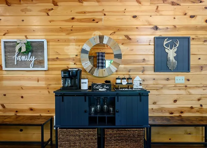 Hickory Bear - Cabin Surrounded By Pines, Sleeps 10, Hot Tub, Fire Pit, Arcade, Foosball Table & Deck Slide