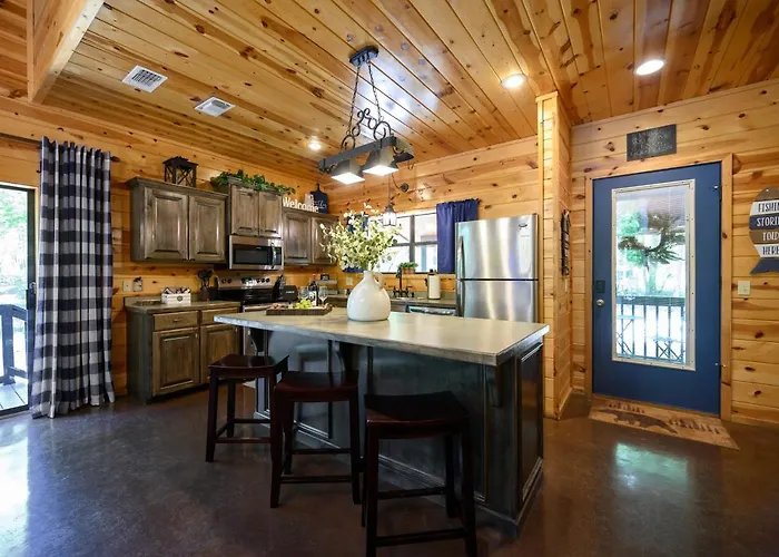 Hickory Bear - Cabin Surrounded By Pines, Sleeps 10, Hot Tub, Fire Pit, Arcade, Foosball Table & Deck Slide
