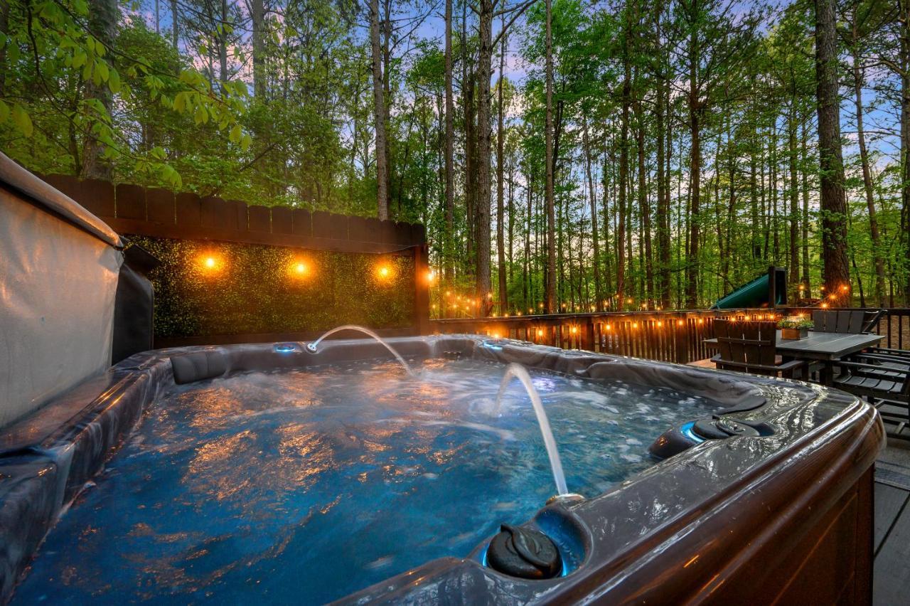 Hickory Bear Cabin: Pines, Hot Tub & Family Fun *
