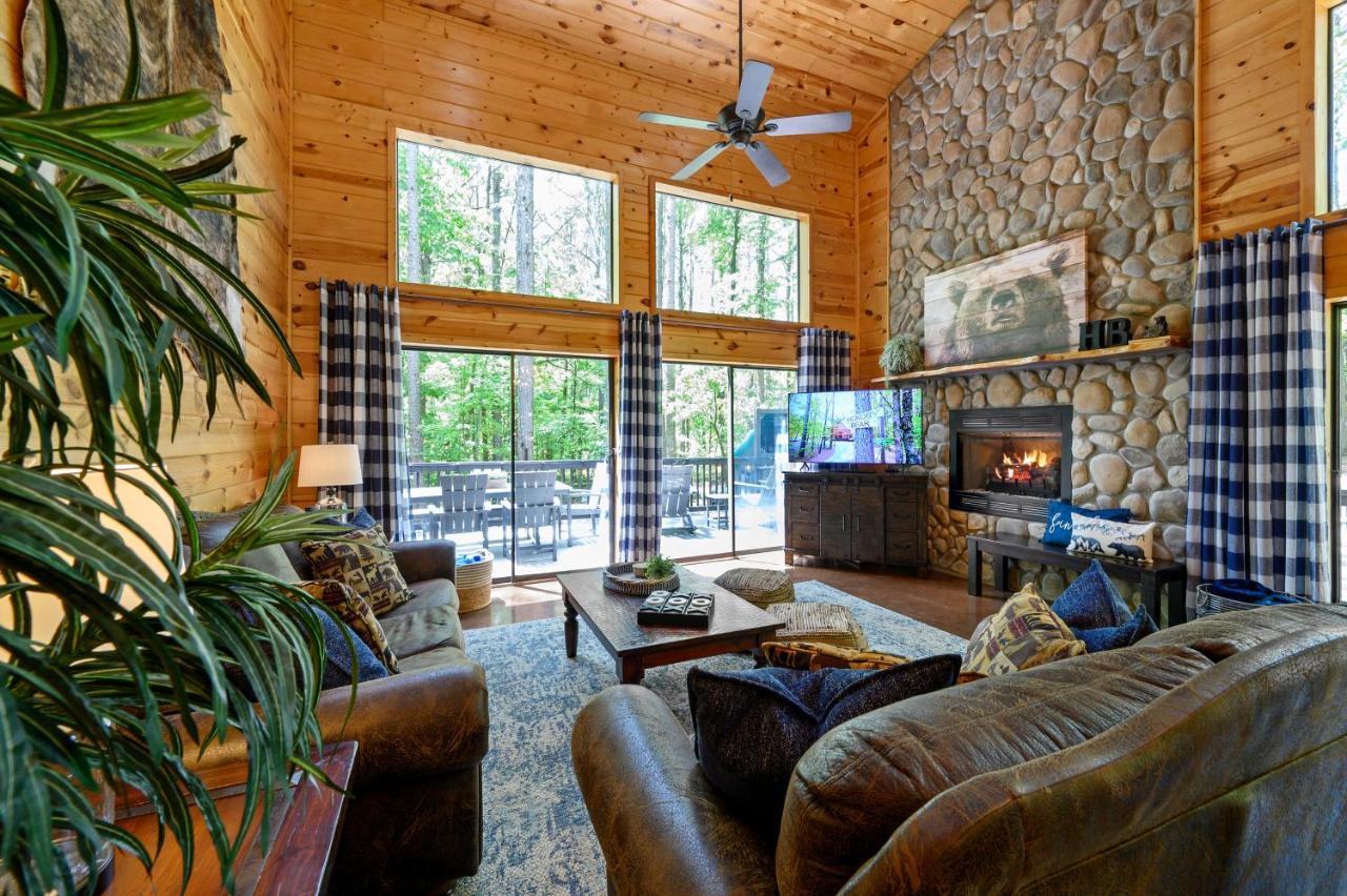 Hickory Bear Cabin: Pines, Hot Tub & Family Fun *