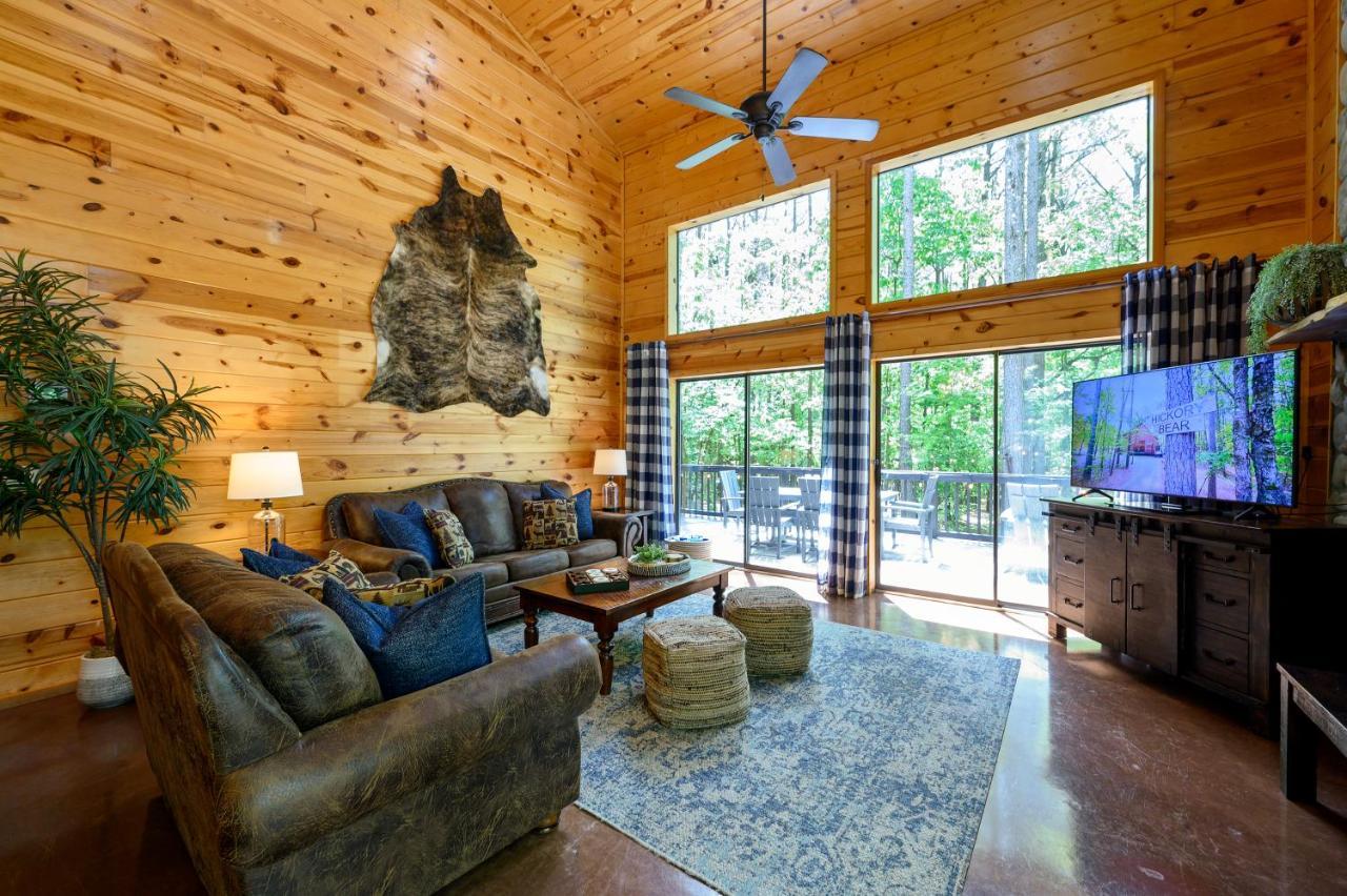 Hickory Bear Cabin: Pines, Hot Tub & Family Fun *