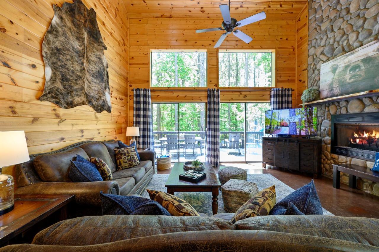 Hickory Bear Cabin: Pines, Hot Tub & Family Fun
