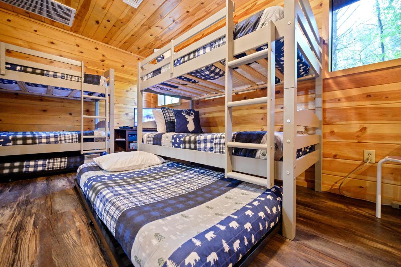 Hickory Bear Cabin: Pines, Hot Tub & Family Fun Holiday home
