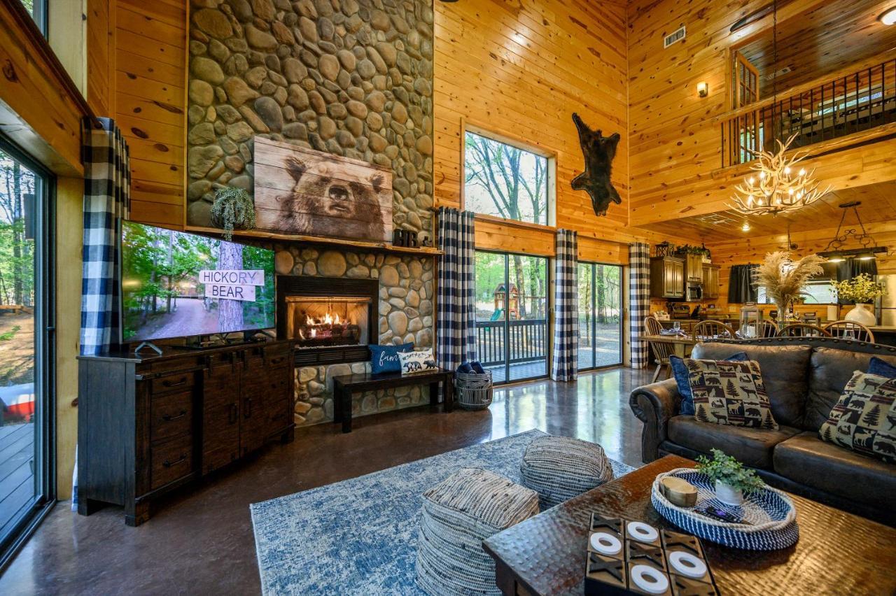 Hickory Bear Cabin: Pines, Hot Tub & Family Fun Holiday home