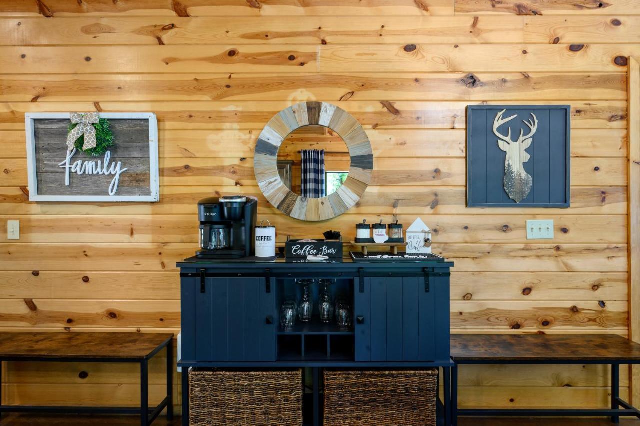 Hickory Bear Cabin: Pines, Hot Tub & Family Fun Broken Bow