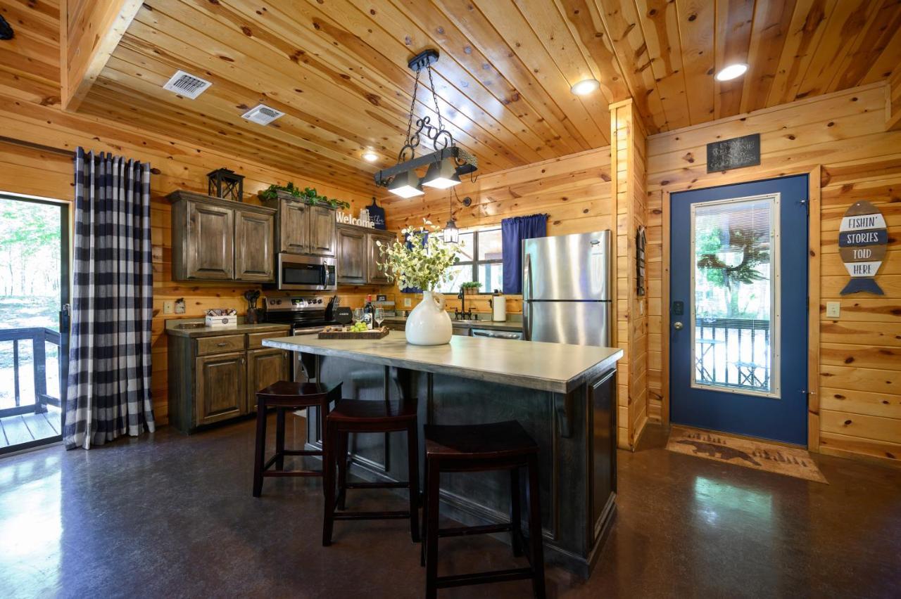 Holiday home Hickory Bear Cabin: Pines, Hot Tub & Family Fun