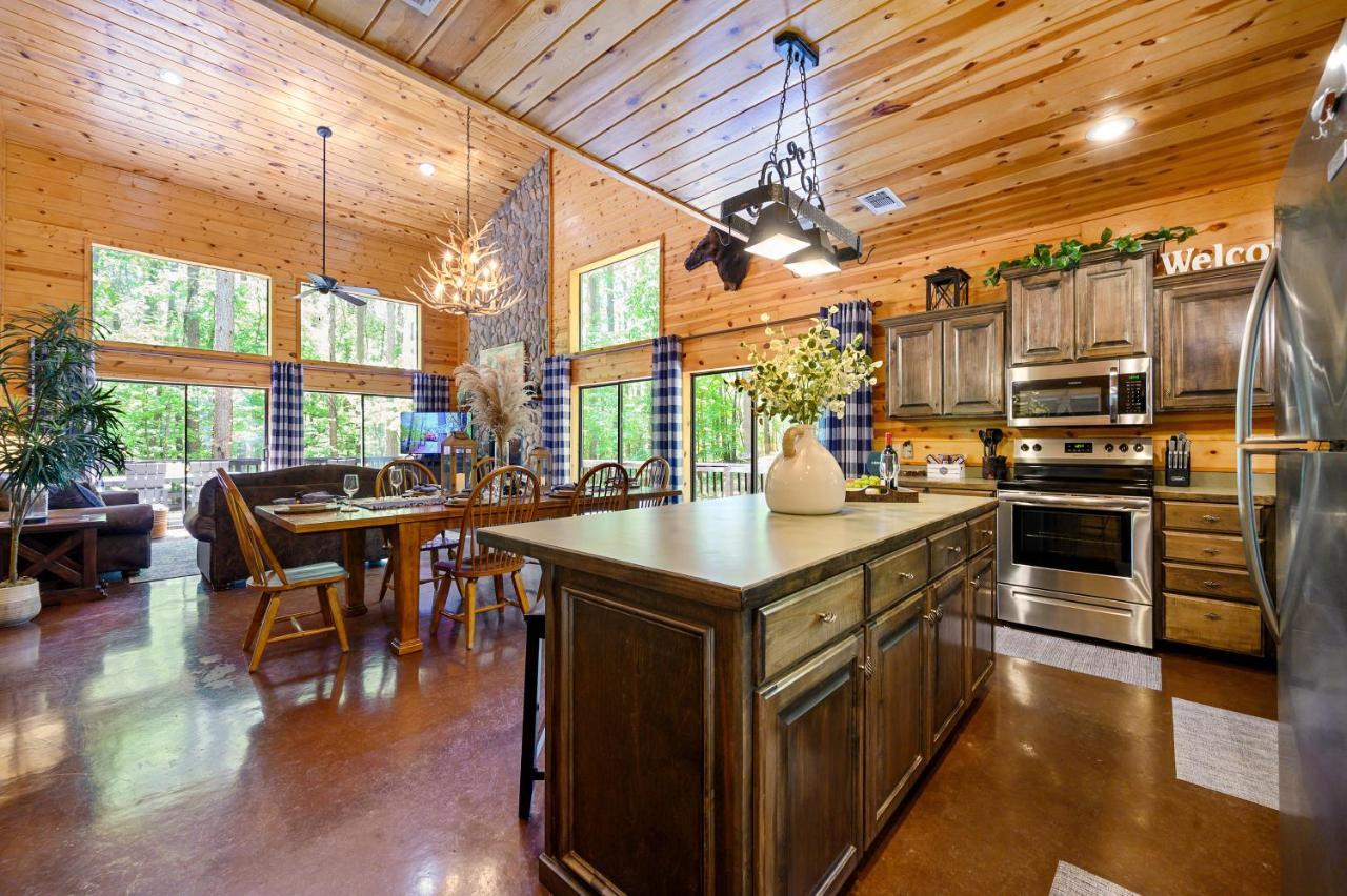 Hickory Bear Cabin: Pines, Hot Tub & Family Fun Holiday home *