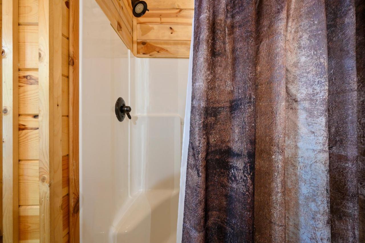 Holiday home Hickory Bear Cabin: Pines, Hot Tub & Family Fun Broken Bow