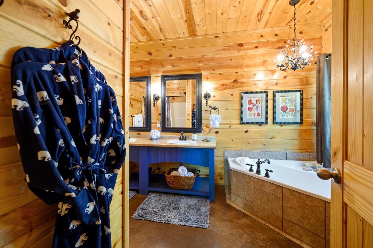 Hickory Bear Cabin: Pines, Hot Tub & Family Fun Holiday home