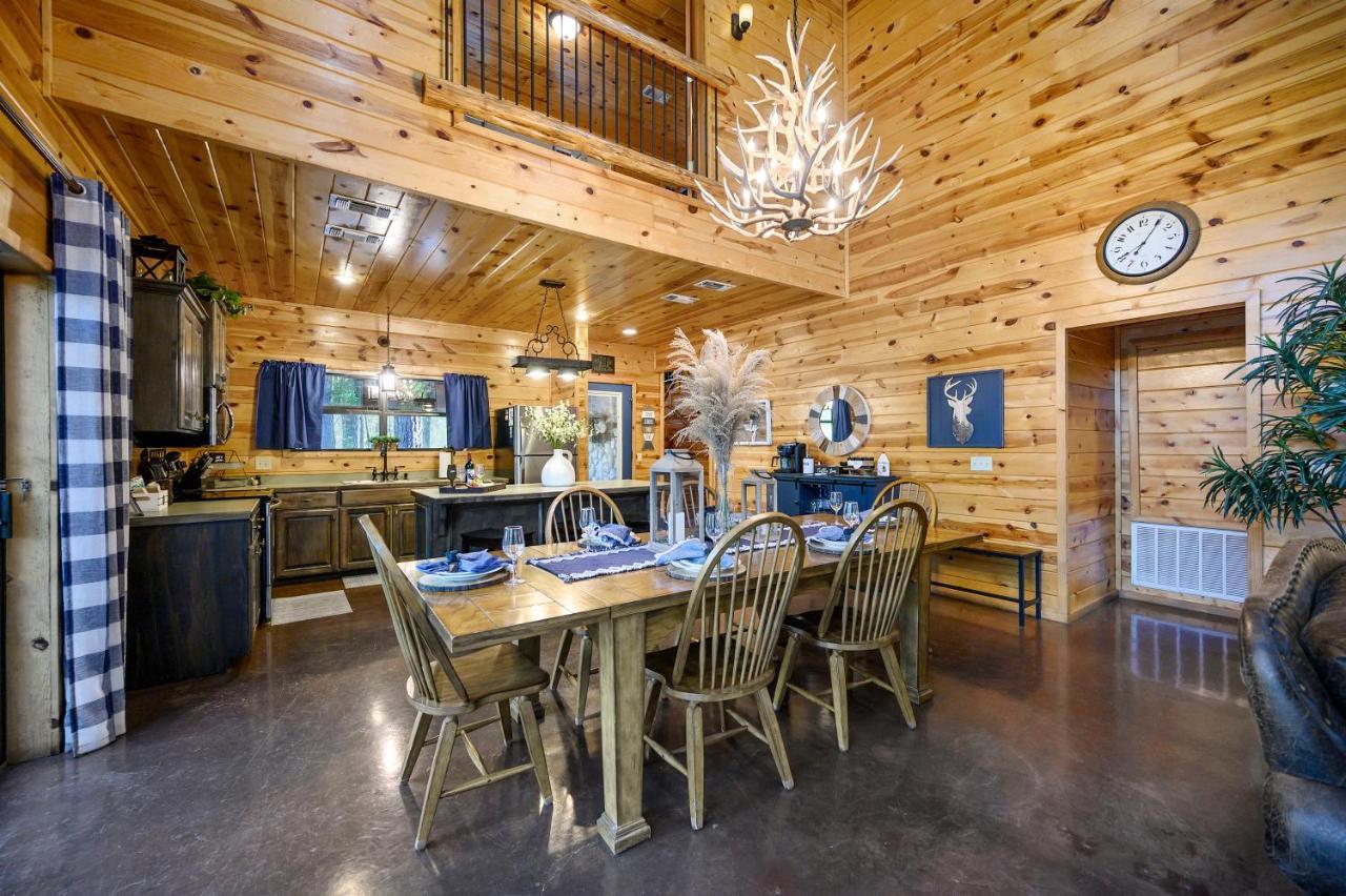 Holiday home Hickory Bear Cabin: Pines, Hot Tub & Family Fun Broken Bow