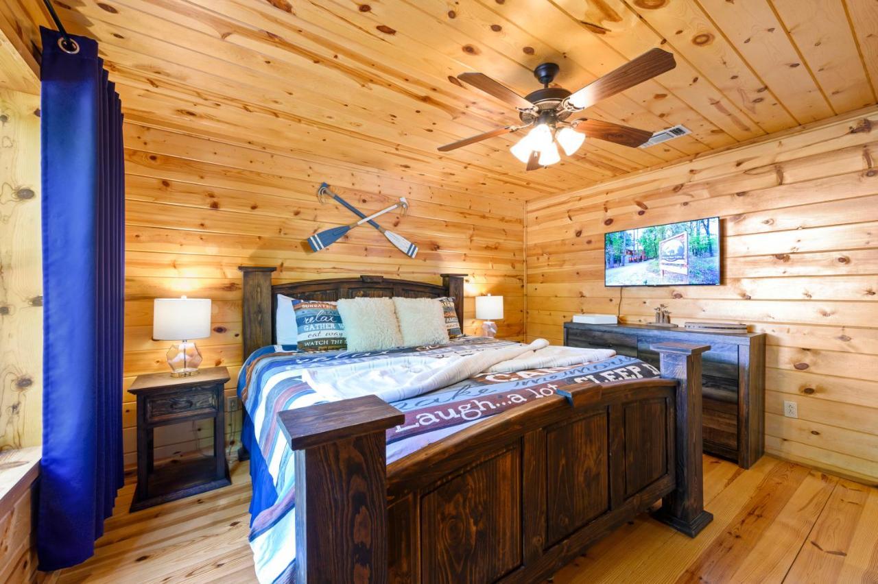 Hickory Bear Cabin: Pines, Hot Tub & Family Fun * Broken Bow