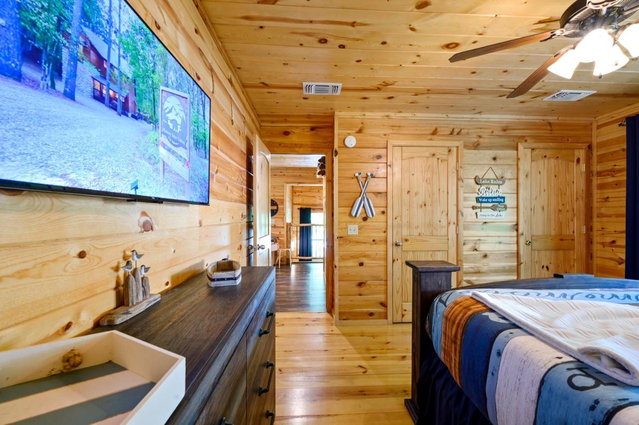 Hickory Bear Cabin: Pines, Hot Tub & Family Fun Holiday home