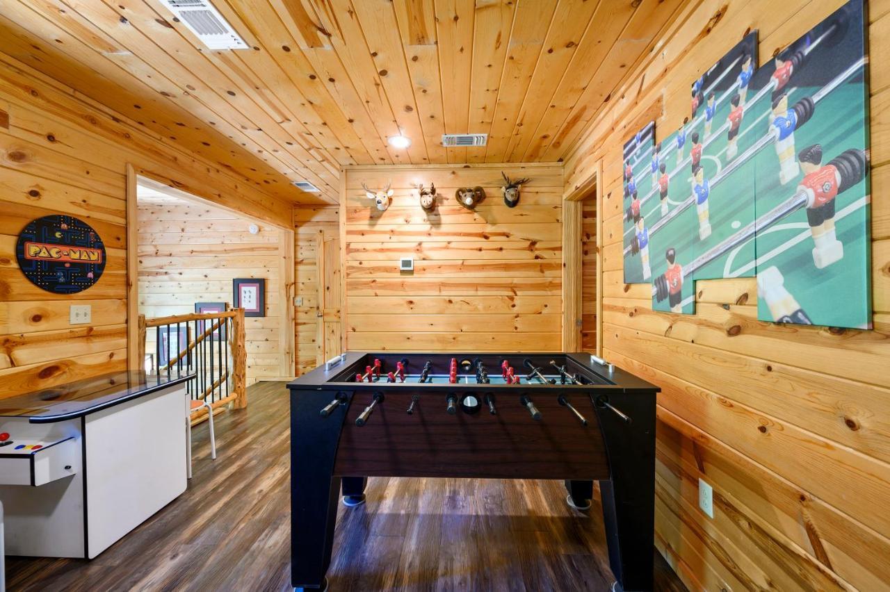 Hickory Bear - Surrounded By Pines, Sleeps 10, Hot Tub, Fire Pit, Arcade, Foosball Table & Deck Slide Ferienhaus *