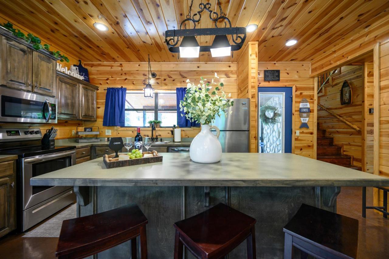 Hickory Bear Cabin: Pines, Hot Tub & Family Fun Holiday home *