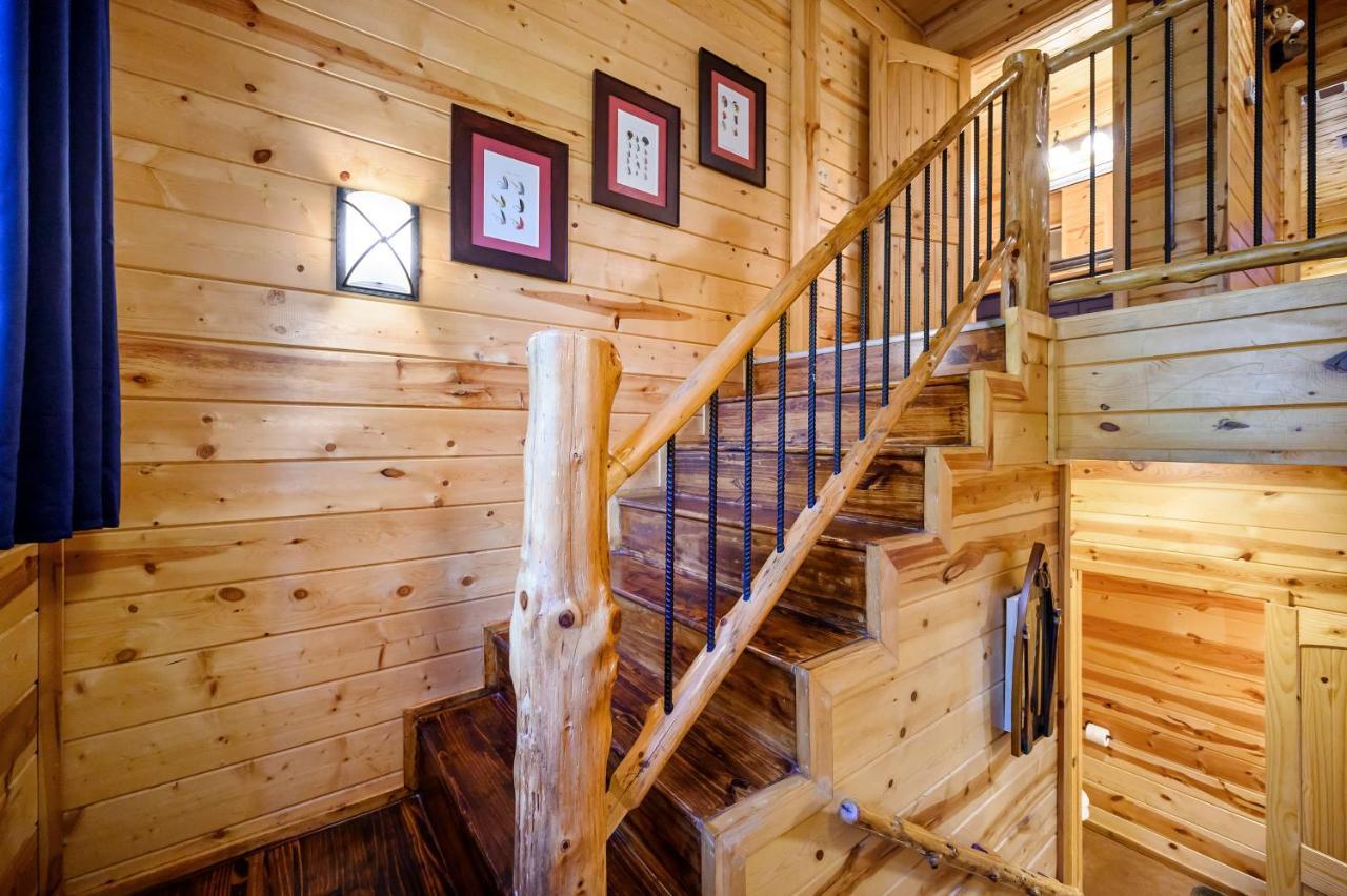 Holiday home Hickory Bear Cabin: Pines, Hot Tub & Family Fun *