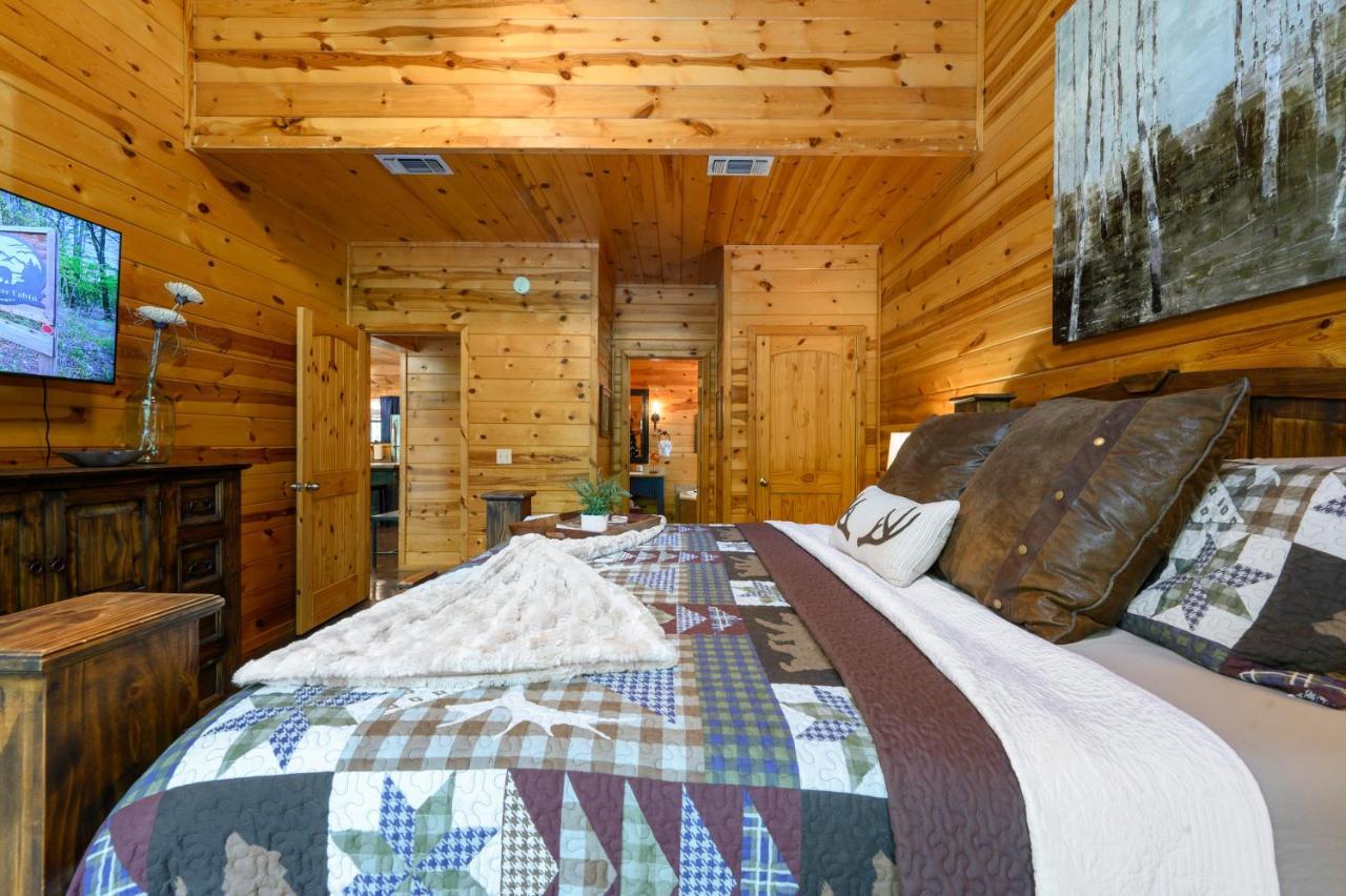 Hickory Bear Cabin: Pines, Hot Tub & Family Fun *