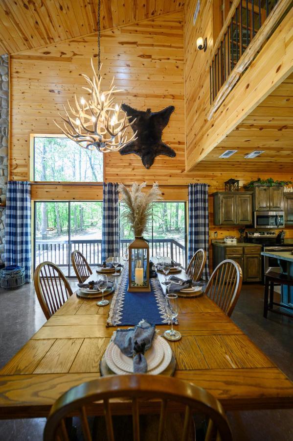 Hickory Bear Cabin: Pines, Hot Tub & Family Fun Holiday home Broken Bow