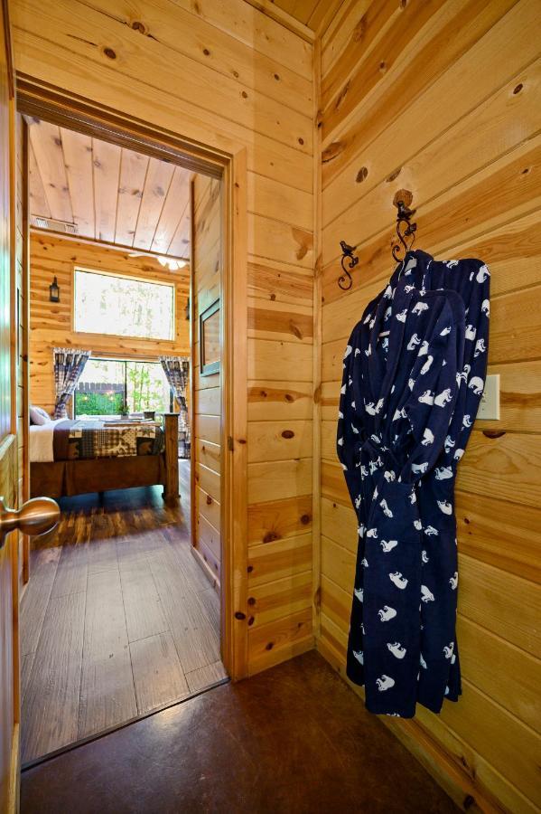 Hickory Bear Cabin: Pines, Hot Tub & Family Fun Broken Bow