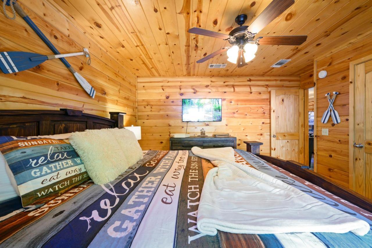 Hickory Bear Cabin: Pines, Hot Tub & Family Fun