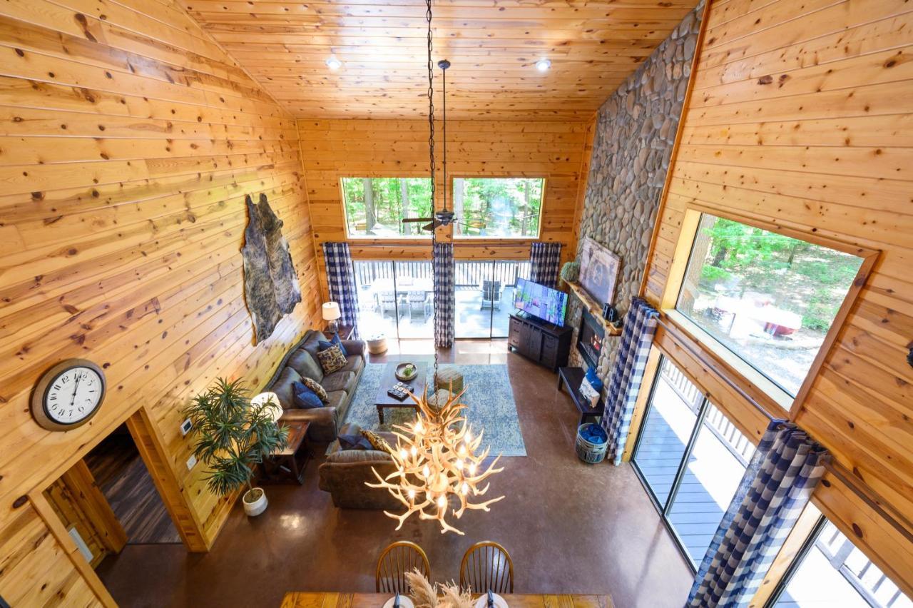Hickory Bear Cabin: Pines, Hot Tub & Family Fun Holiday home *