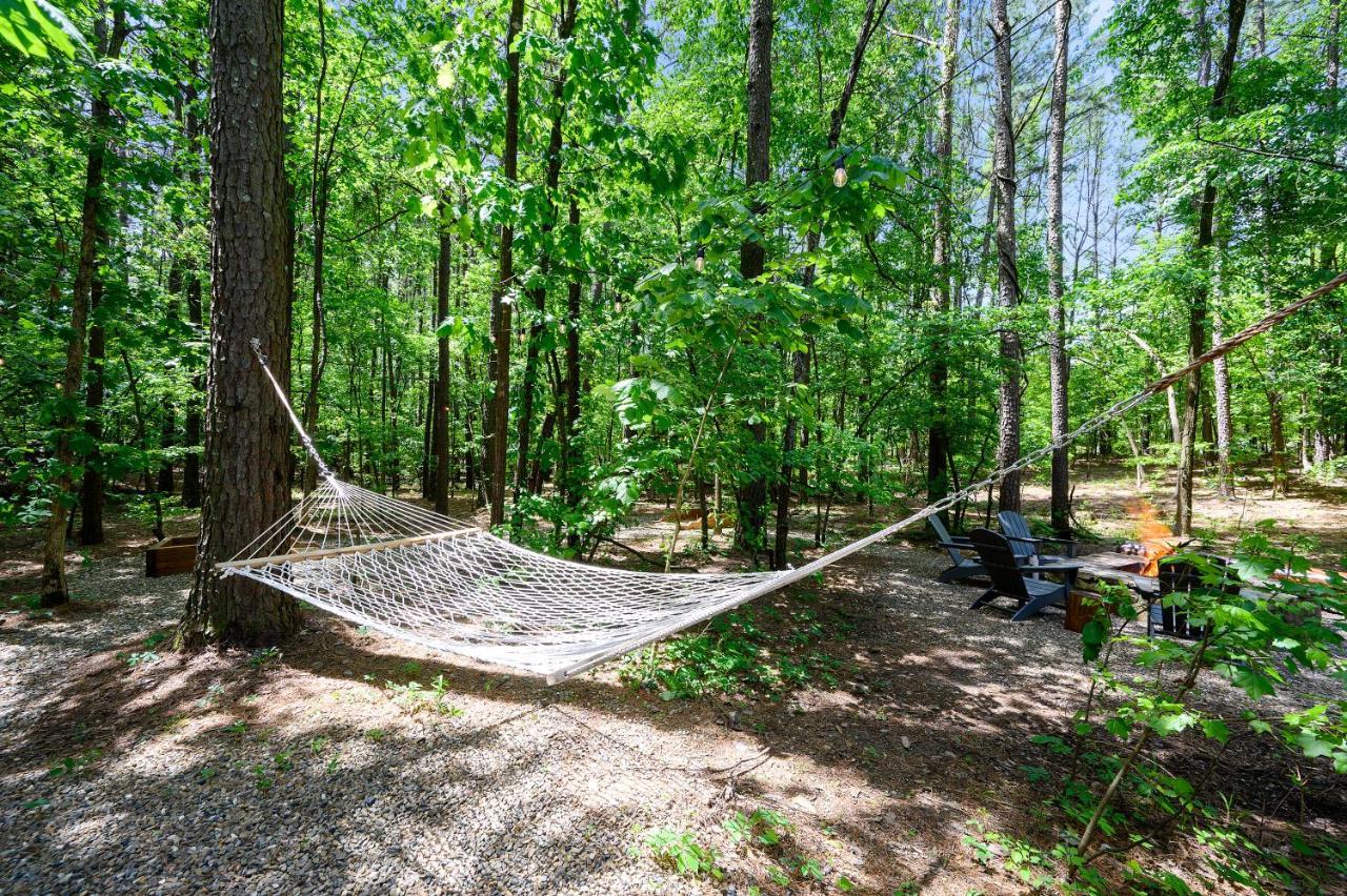 Hickory Bear Cabin: Pines, Hot Tub & Family Fun Holiday home Broken Bow