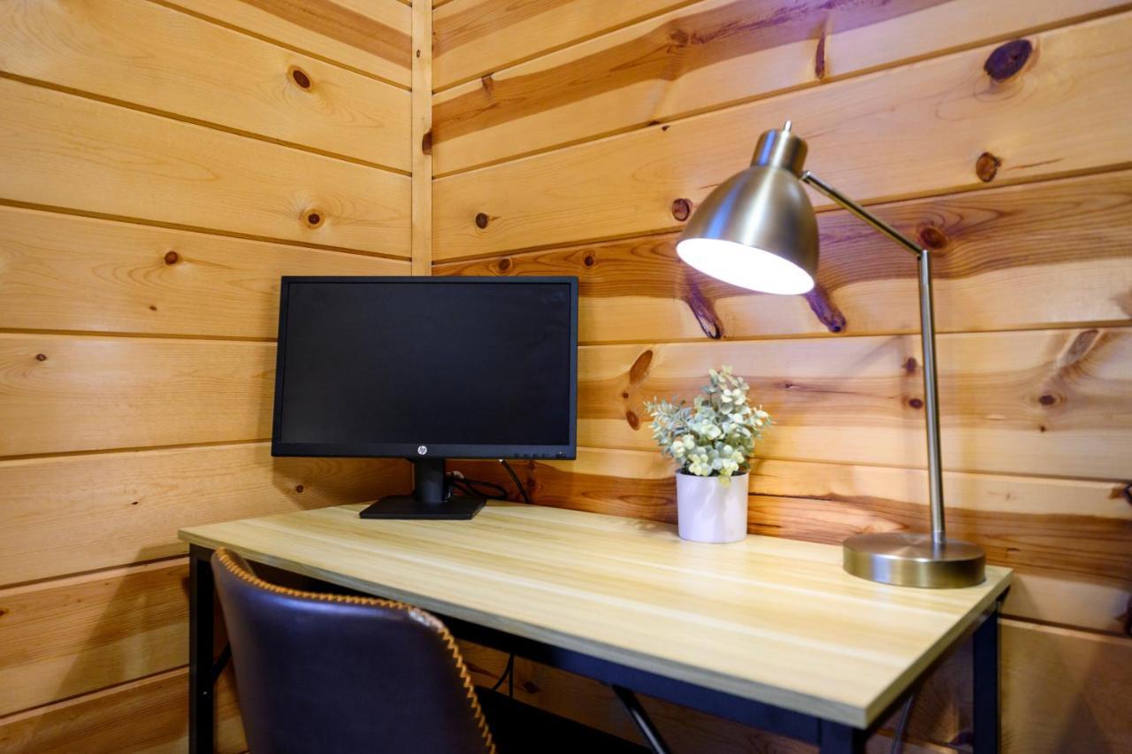 Hickory Bear Cabin: Pines, Hot Tub & Family Fun Holiday home Broken Bow