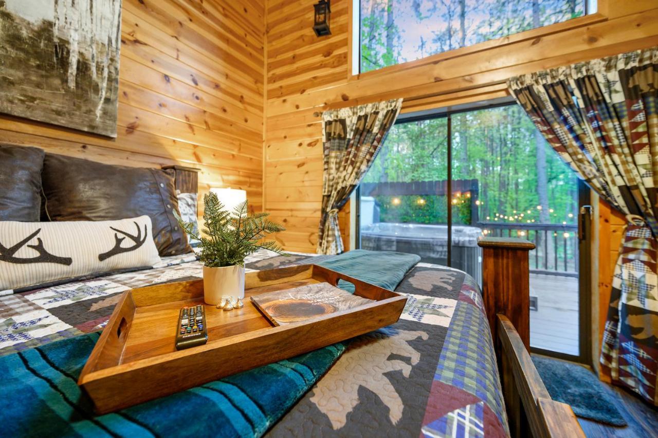 Hickory Bear Cabin: Pines, Hot Tub & Family Fun Holiday home