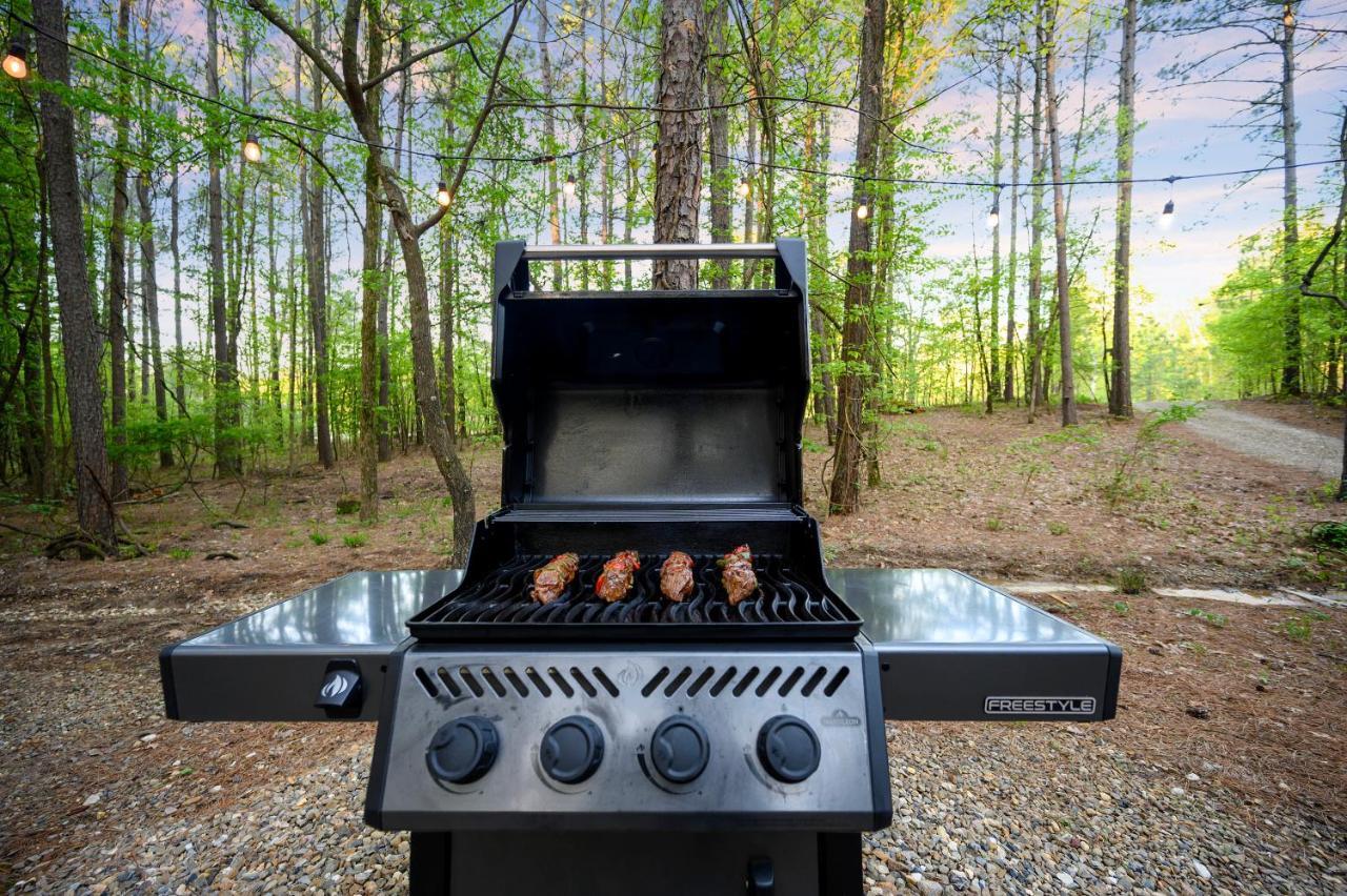 Hickory Bear Cabin: Pines, Hot Tub & Family Fun Holiday home