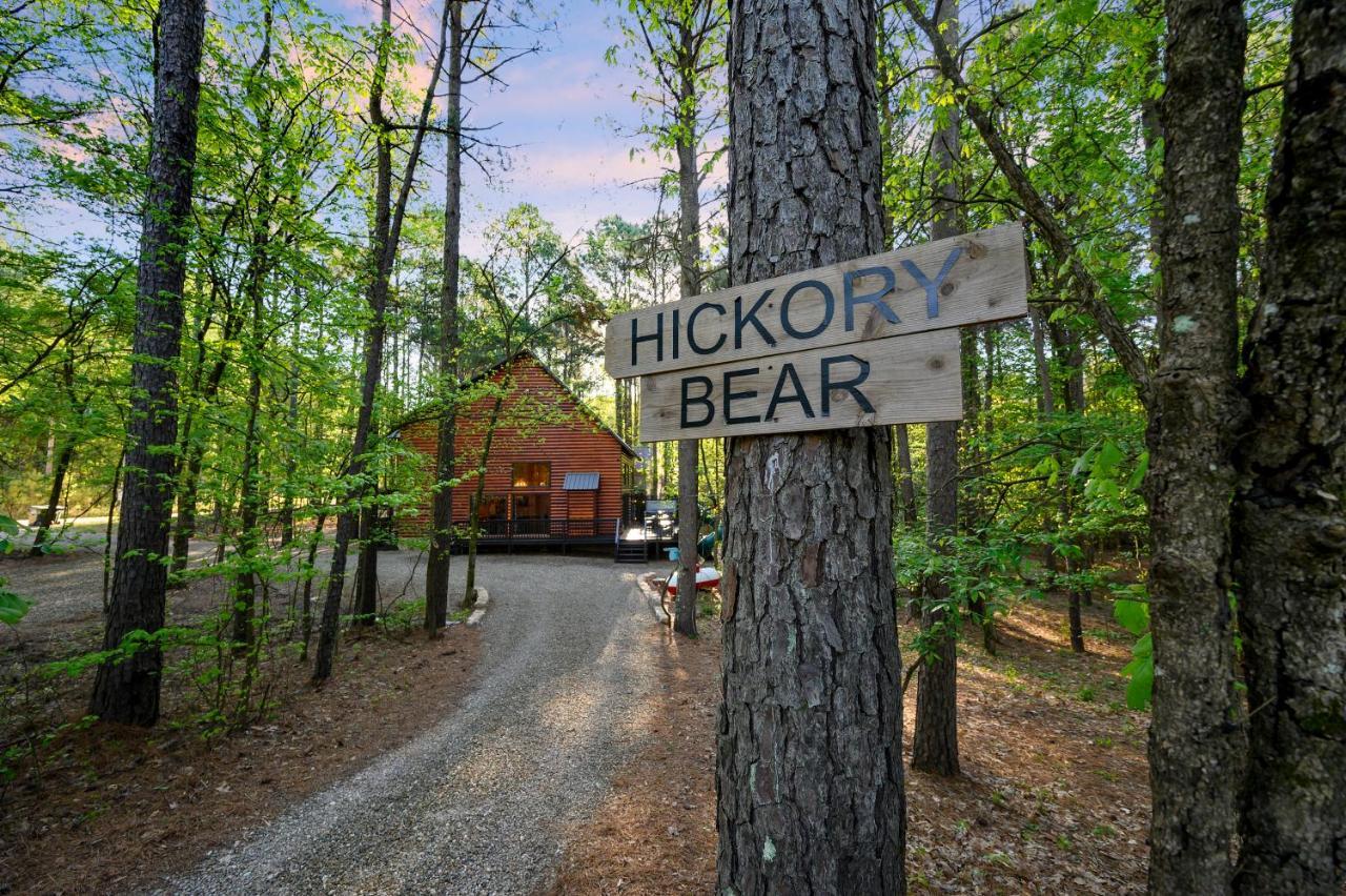 Hickory Bear Cabin: Pines, Hot Tub & Family Fun *
