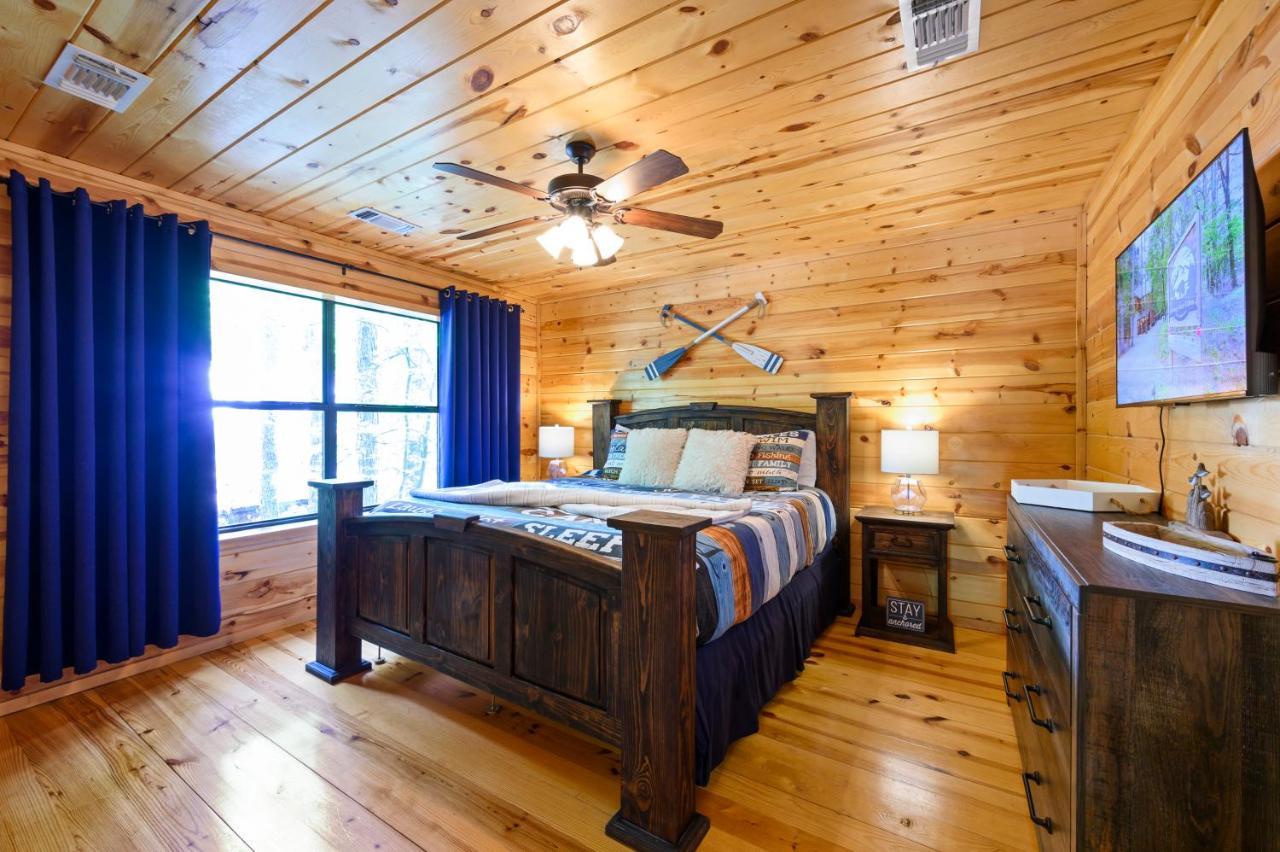 Hickory Bear Cabin: Pines, Hot Tub & Family Fun Holiday home *
