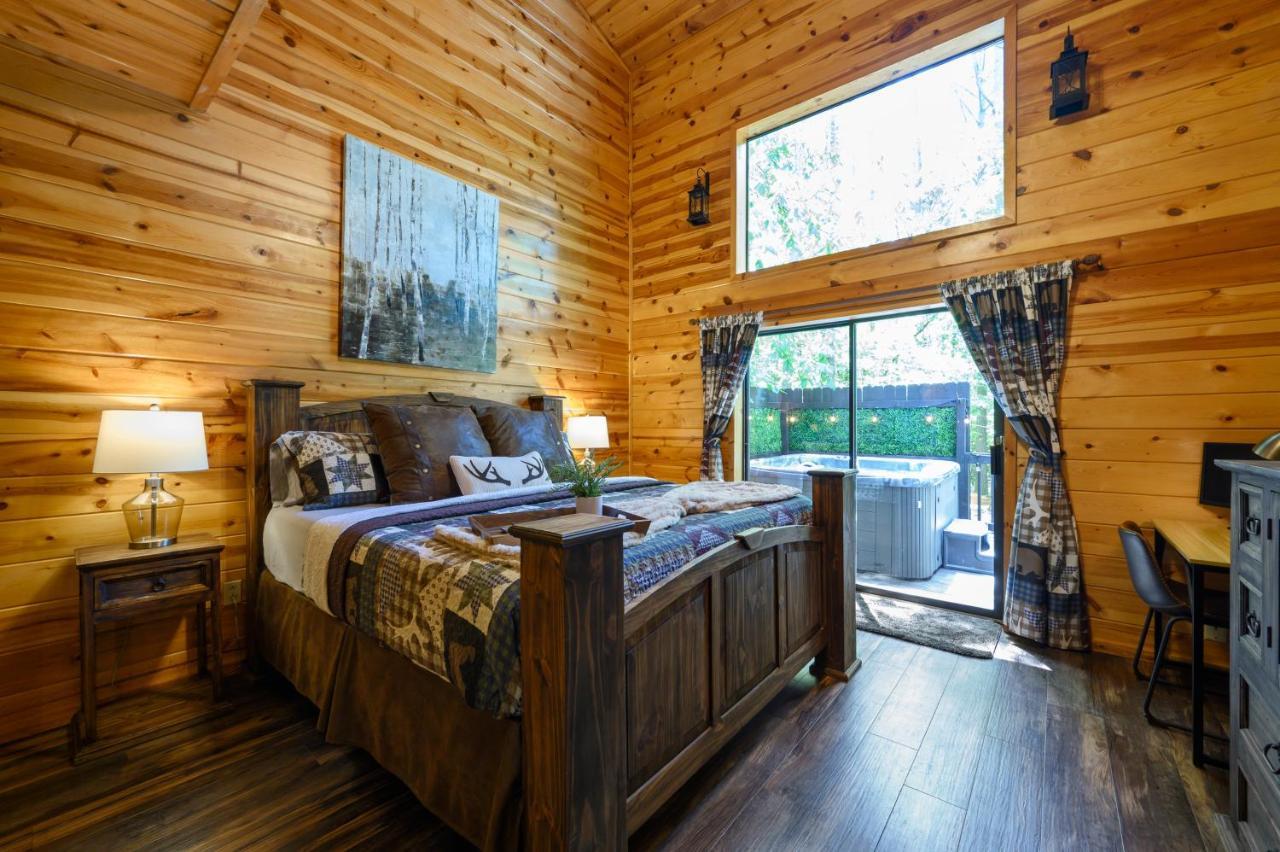 Holiday home Hickory Bear Cabin: Pines, Hot Tub & Family Fun