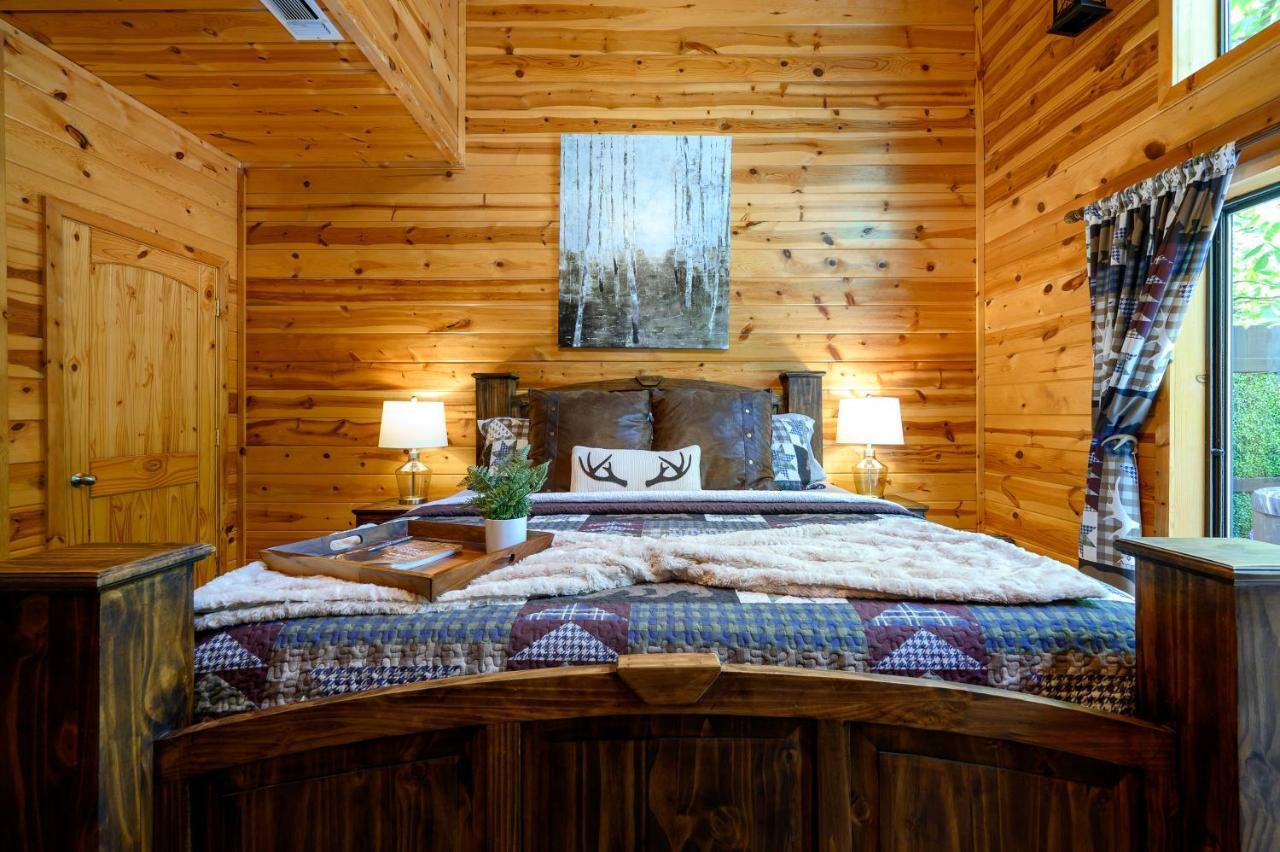 Hickory Bear Cabin: Pines, Hot Tub & Family Fun
