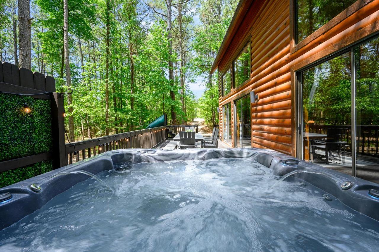 Hickory Bear Cabin: Pines, Hot Tub & Family Fun