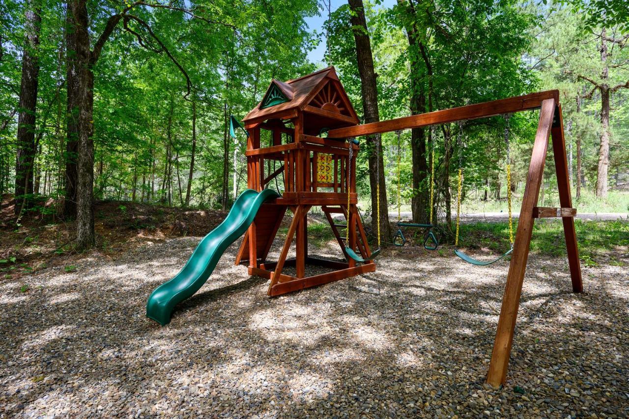 Hickory Bear Cabin: Pines, Hot Tub & Family Fun