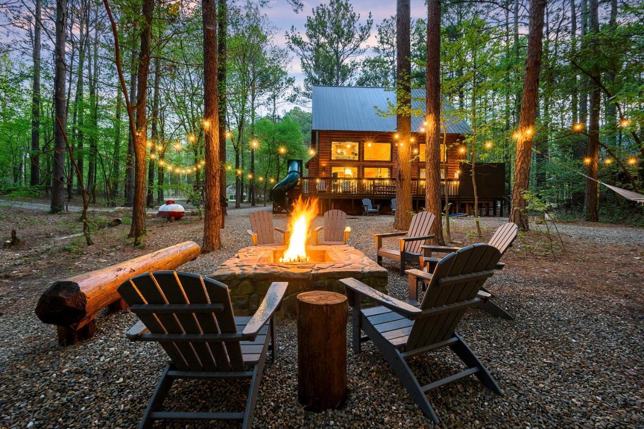 Hickory Bear Cabin: Pines, Hot Tub & Family Fun Broken Bow