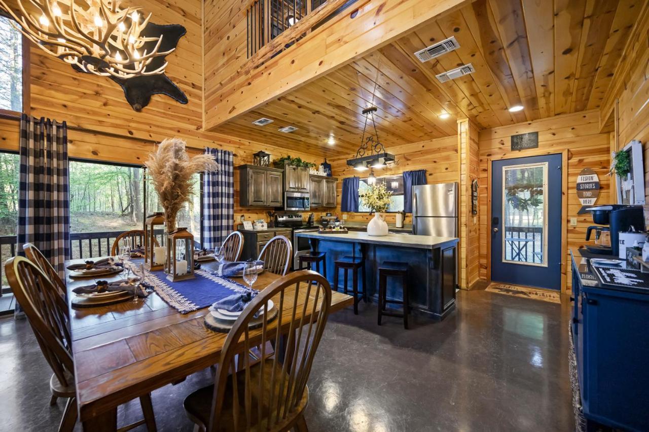 Hickory Bear Cabin: Pines, Hot Tub & Family Fun Holiday home
