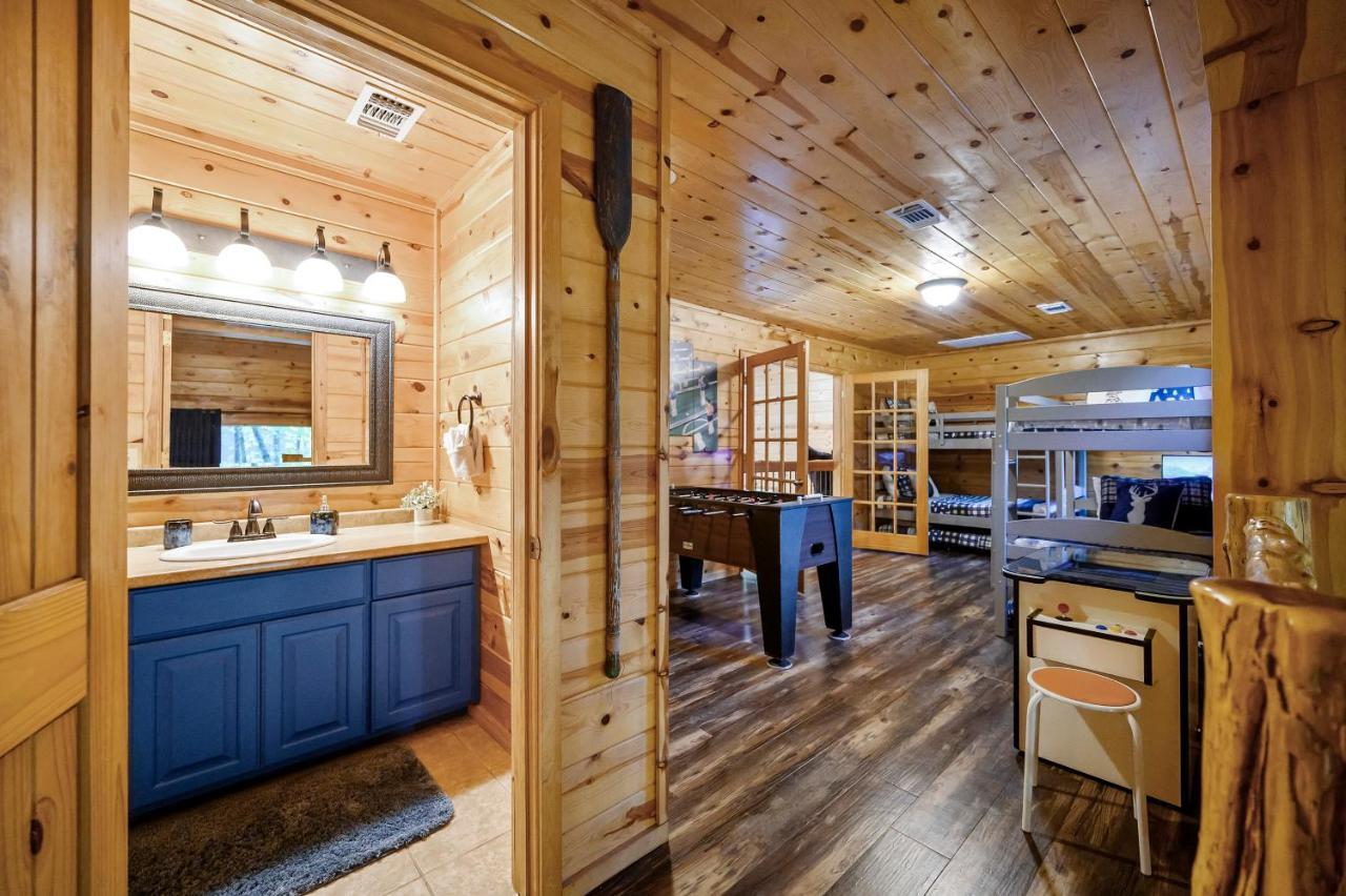 Hickory Bear Cabin: Pines, Hot Tub & Family Fun Holiday home