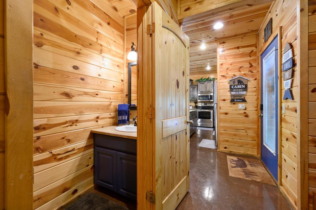 Hickory Bear Cabin: Pines, Hot Tub & Family Fun Holiday home *
