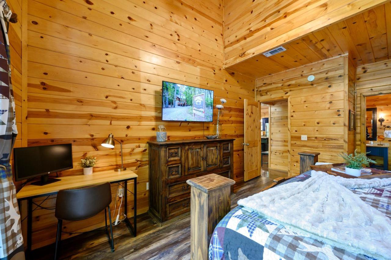 Holiday home Hickory Bear Cabin: Pines, Hot Tub & Family Fun *