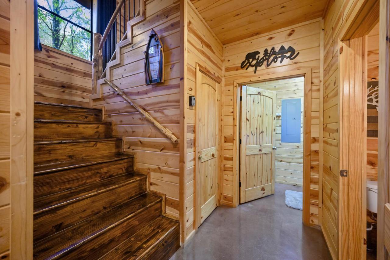Hickory Bear Cabin: Pines, Hot Tub & Family Fun Holiday home