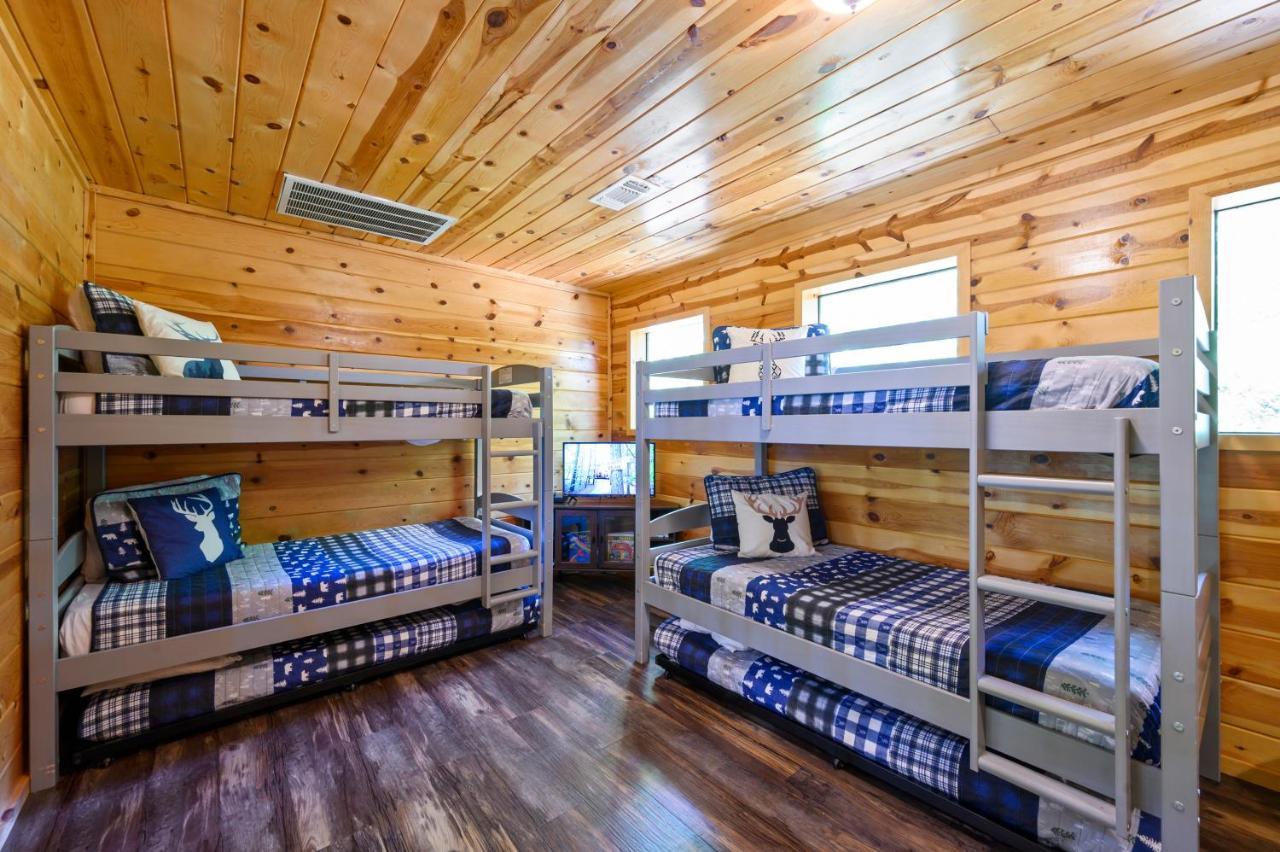 Holiday home Hickory Bear Cabin: Pines, Hot Tub & Family Fun *