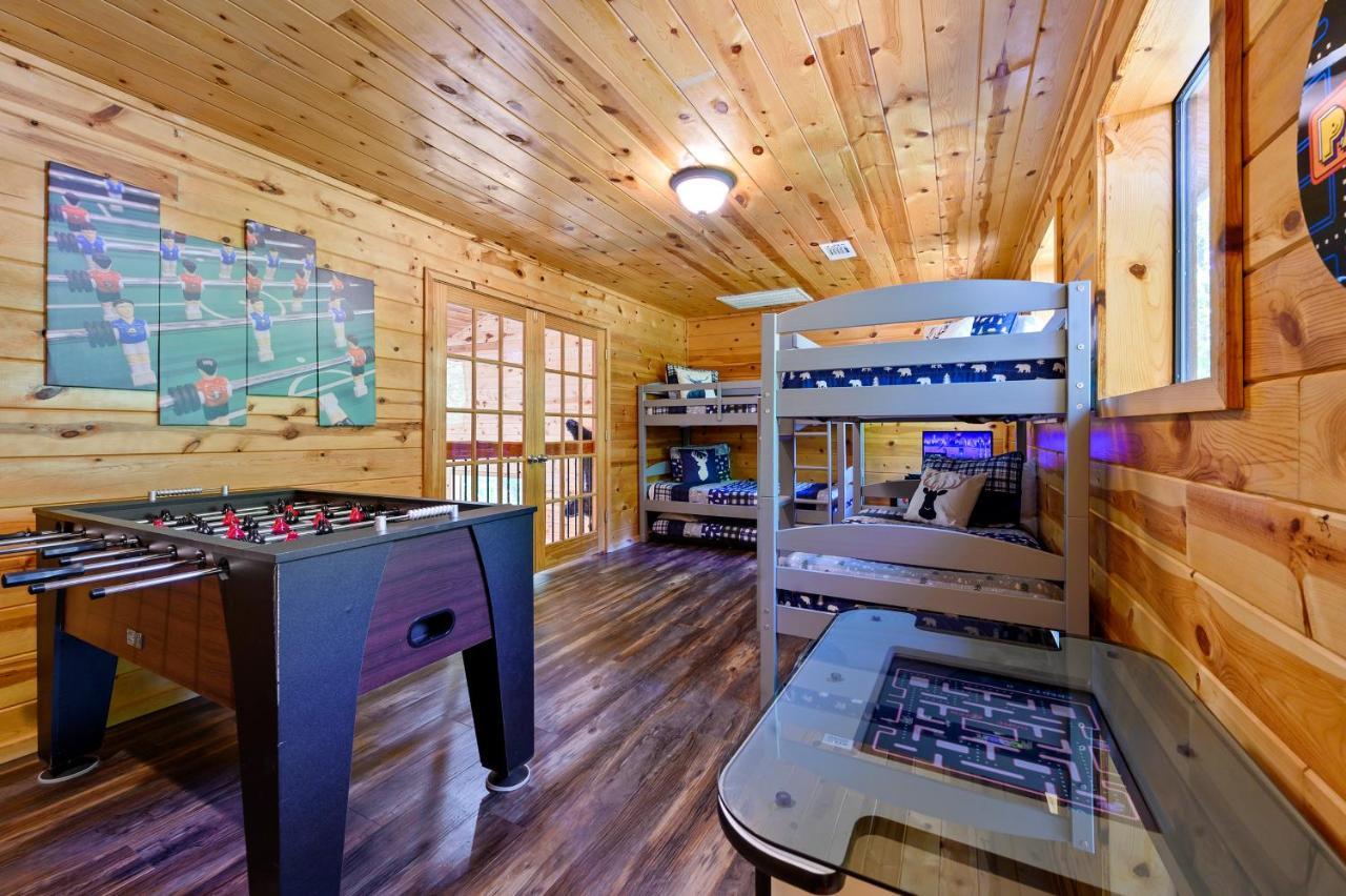 Hickory Bear - Surrounded By Pines, Sleeps 10, Hot Tub, Fire Pit, Arcade, Foosball Table & Deck Slide *