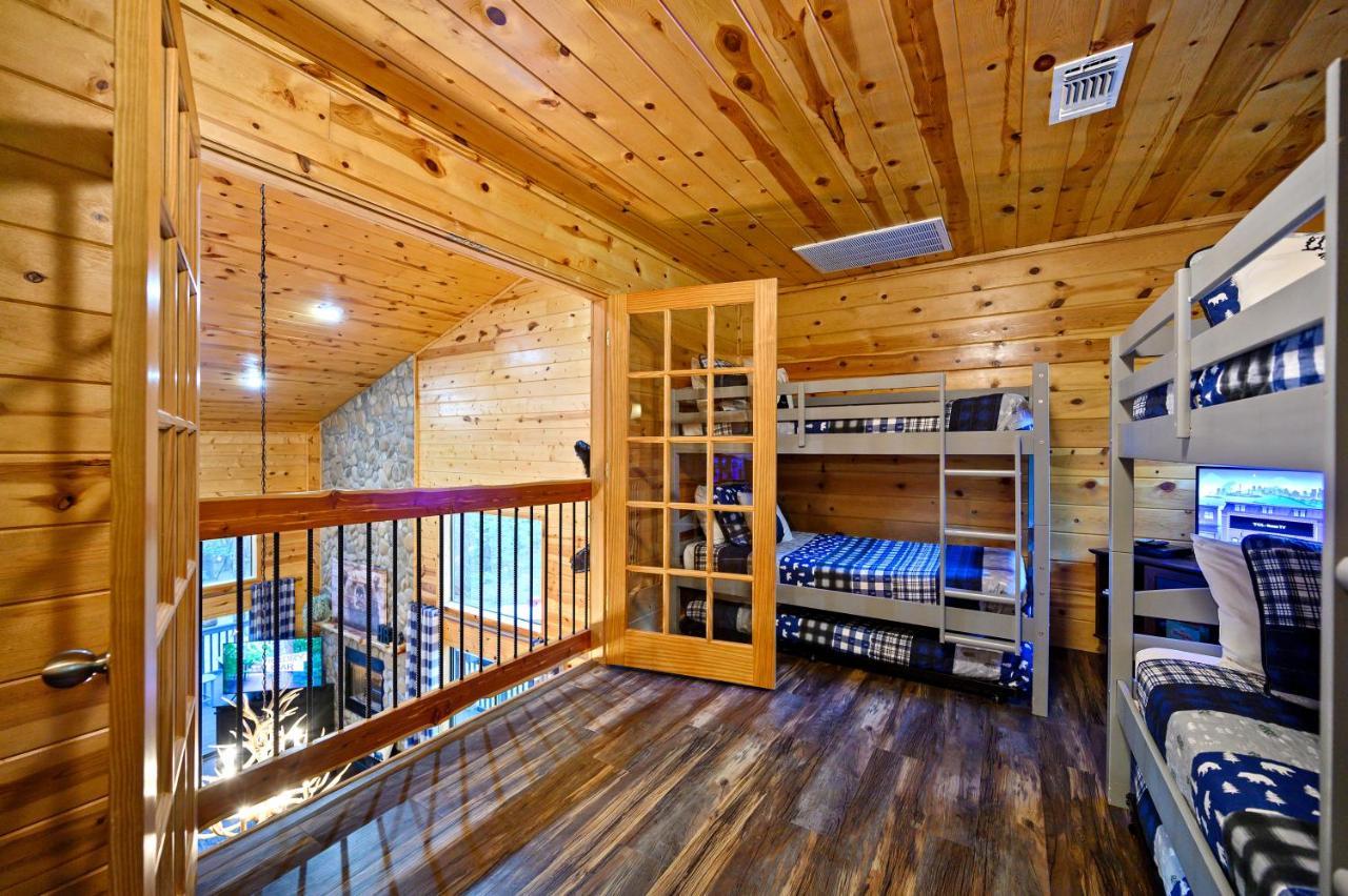 Hickory Bear Cabin: Pines, Hot Tub & Family Fun Holiday home Broken Bow