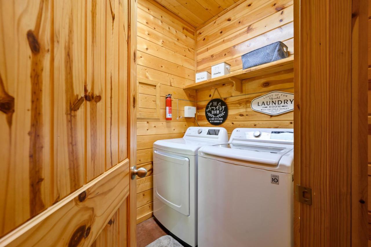 Holiday home Hickory Bear Cabin: Pines, Hot Tub & Family Fun *