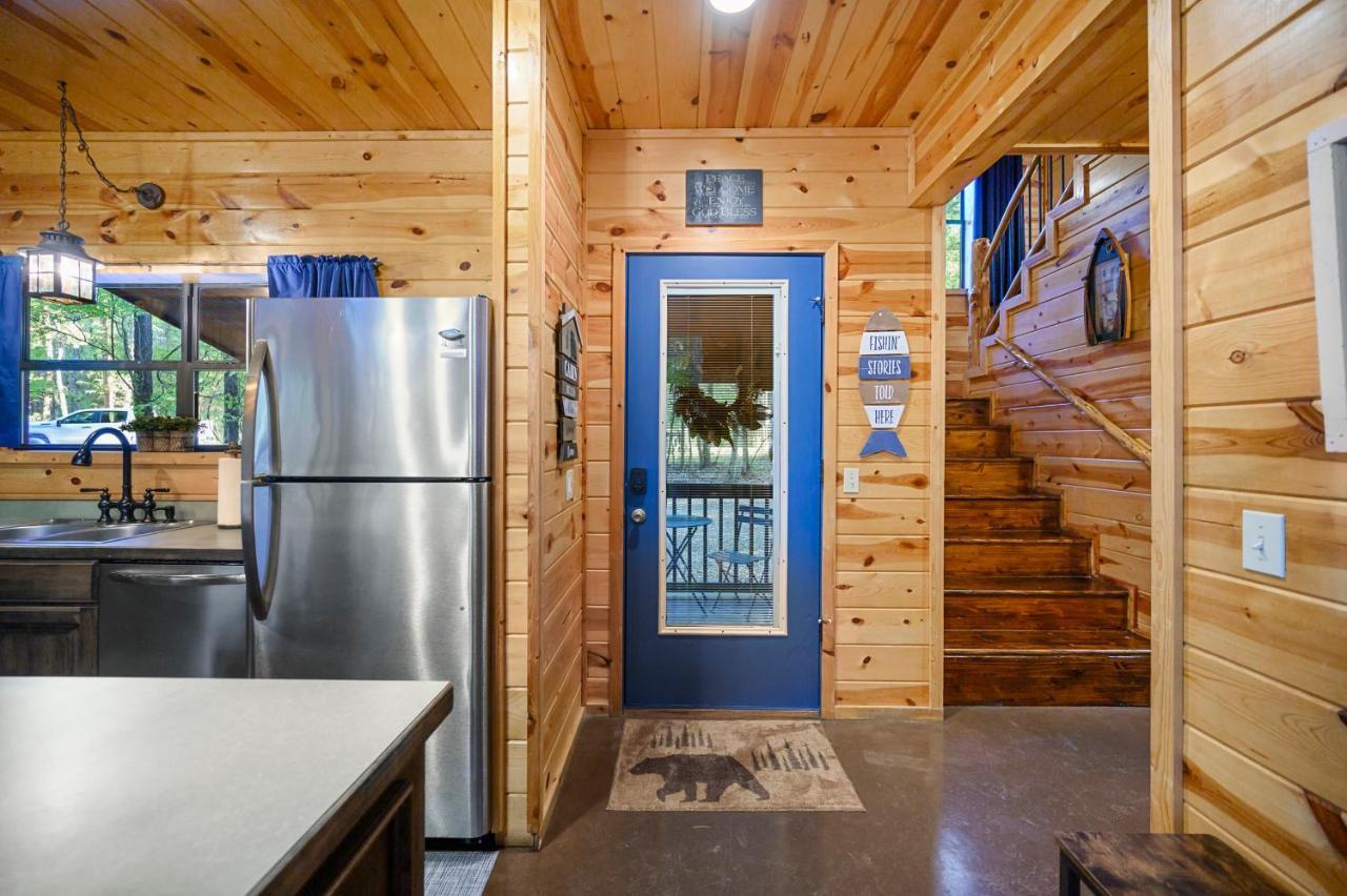 Hickory Bear Cabin: Pines, Hot Tub & Family Fun Holiday home Broken Bow