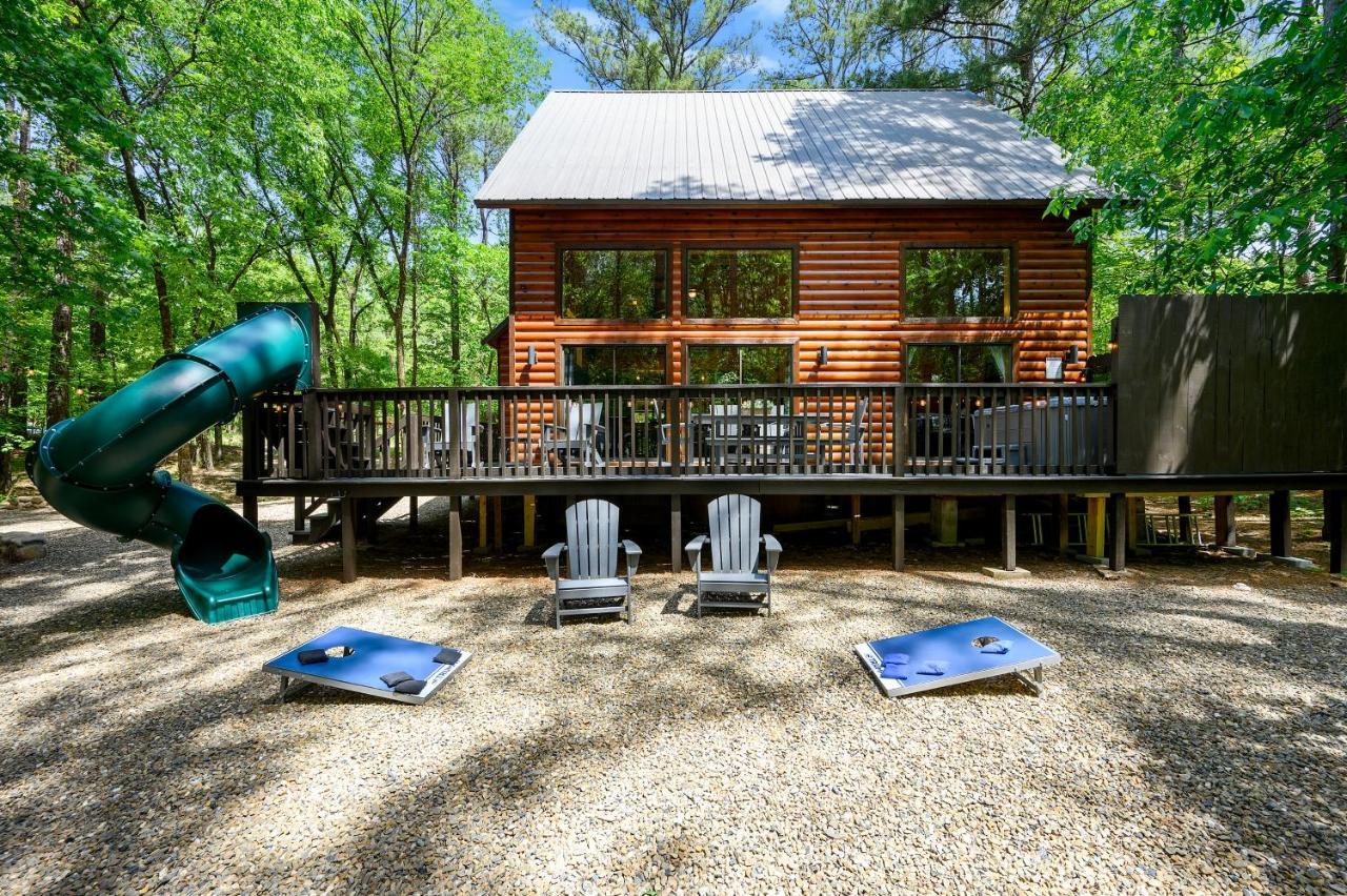 Hickory Bear Cabin: Pines, Hot Tub & Family Fun Holiday home