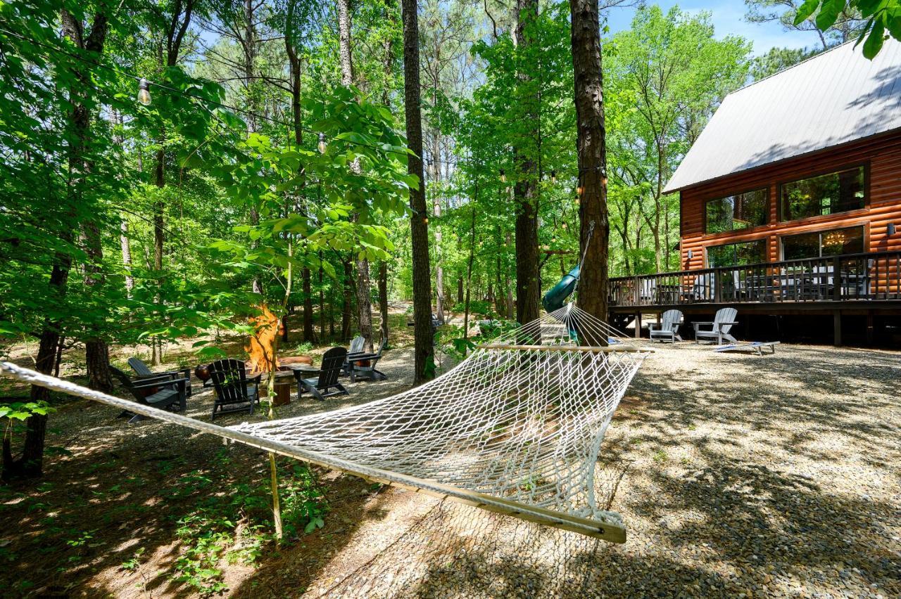 Hickory Bear Cabin: Pines, Hot Tub & Family Fun Holiday home Broken Bow