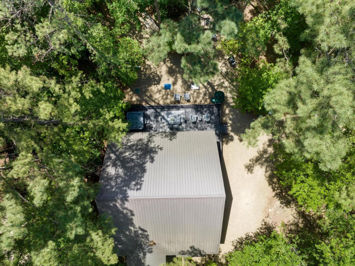 Hickory Bear Cabin: Pines, Hot Tub & Family Fun *