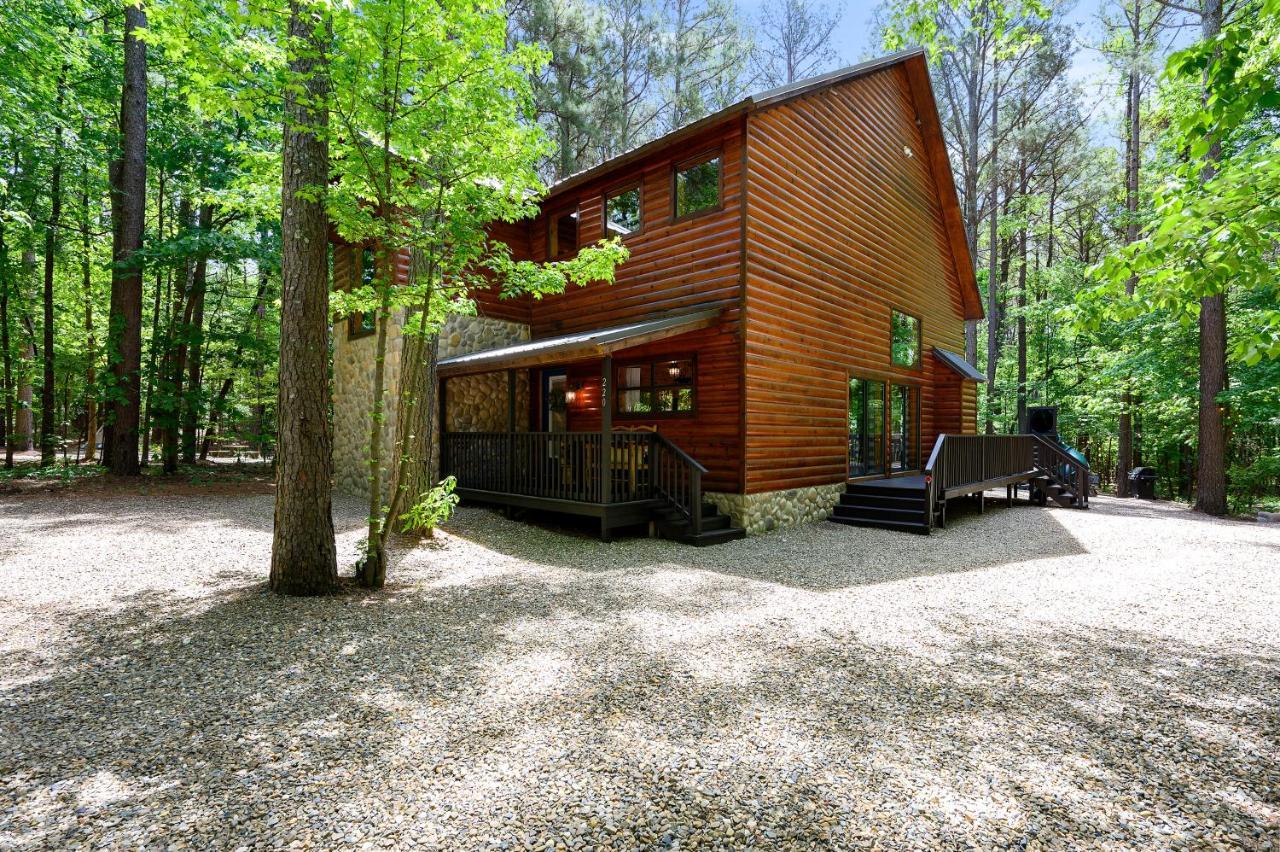 Hickory Bear Cabin: Pines, Hot Tub & Family Fun Holiday home